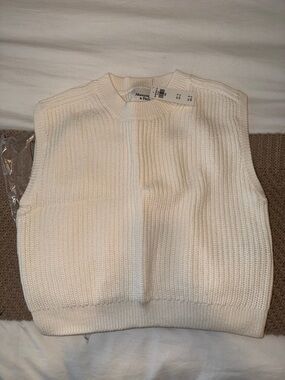 Abercrombie & Fitch Off-White Ribbed Knit Sleeveless Sweater Vest